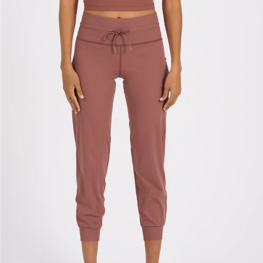 Vuori daily jogger - size small in terracotta